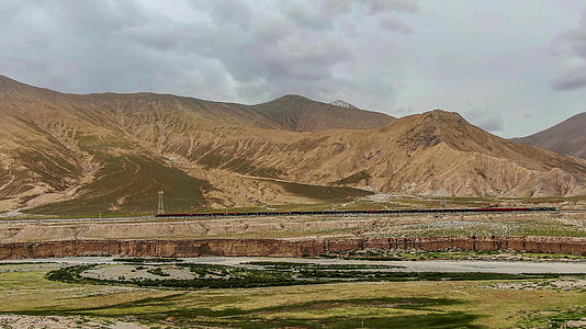 青藏线火车运输航拍视频视频的预览图