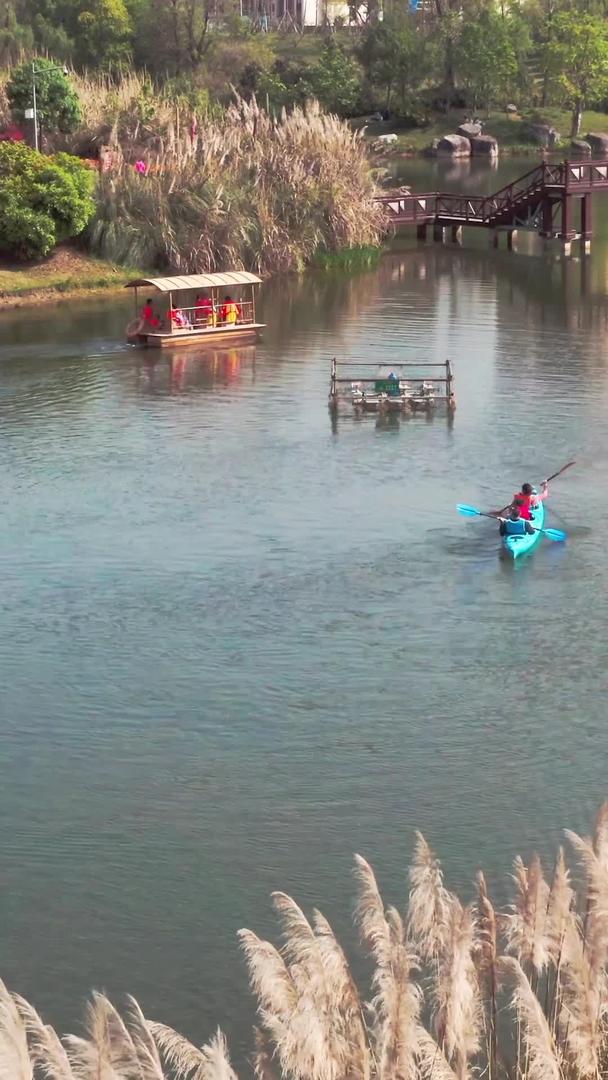 春季公园游湖船只航拍视频的预览图