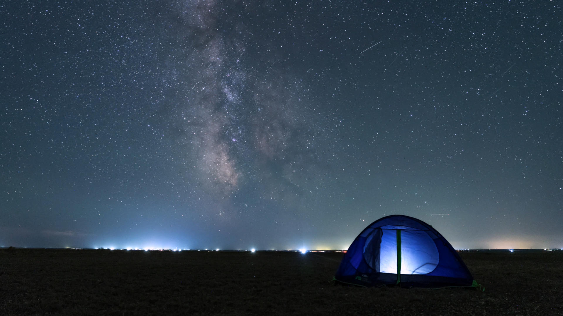 夏日银河星空下的帐篷露营旅行生活延时视频的预览图
