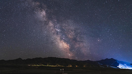 新疆天山夜晚银河星河延时视频的预览图