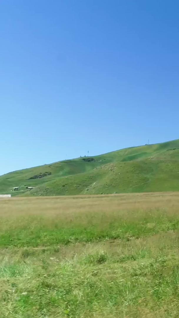 新疆草原割草机工作航拍视频的预览图