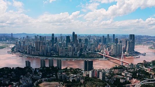 4k航拍重庆夏季通透好天气城市天际线视频的预览图