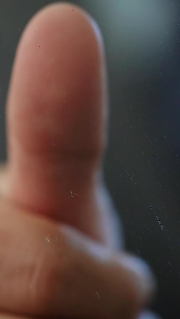 拇指按压玻璃显示指纹特写视频的预览图