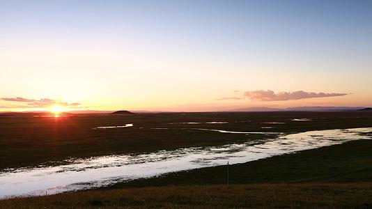 草原湿地美丽的日落延时视频视频的预览图