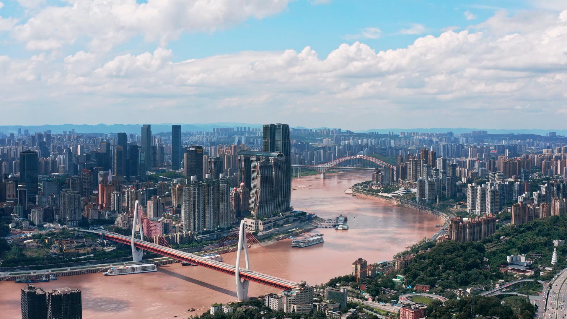 4k航拍重庆夏季通透天气长江两岸城市风光视频的预览图