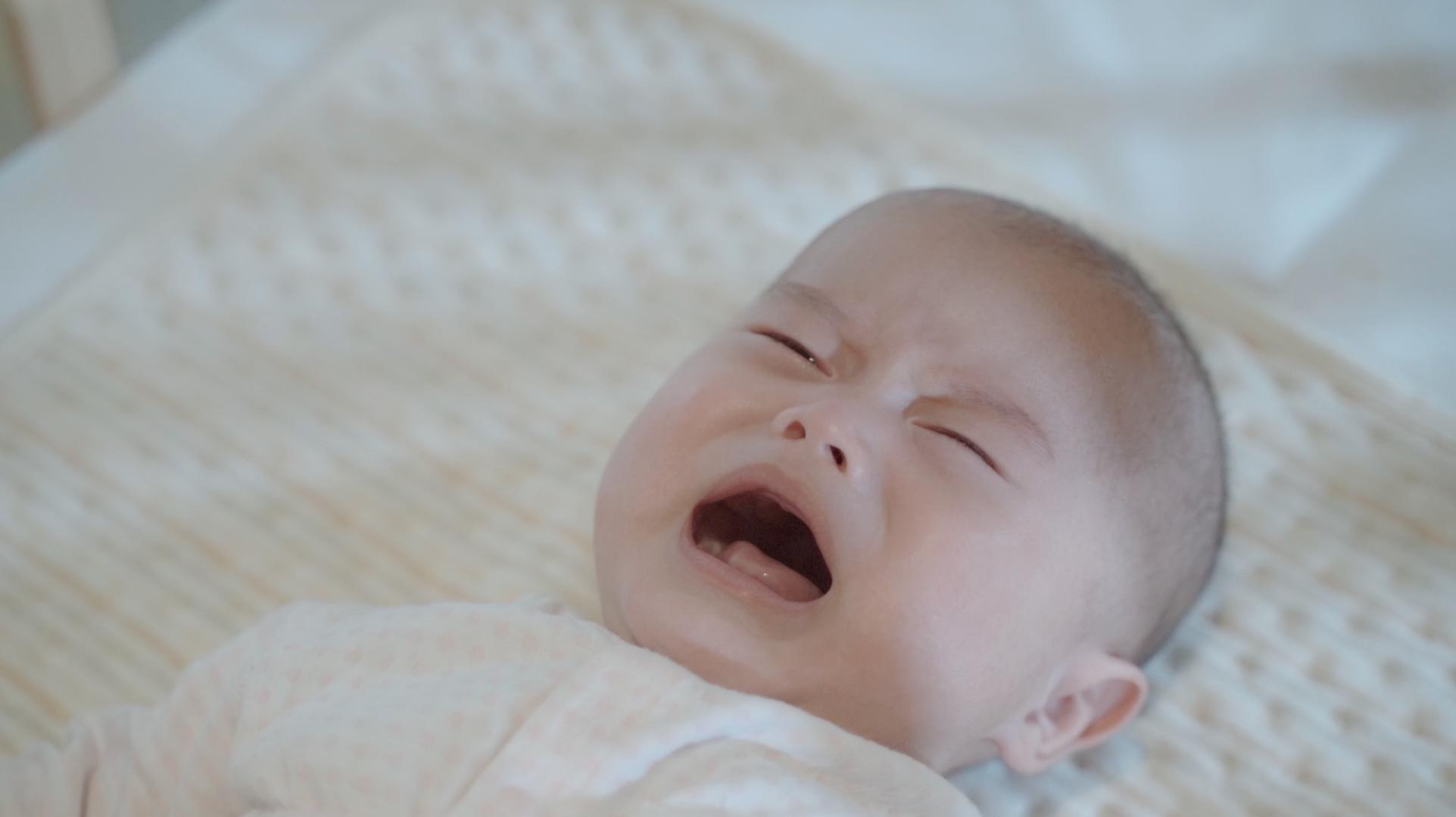 4k宝宝饿了在婴儿床上哭闹视频的预览图
