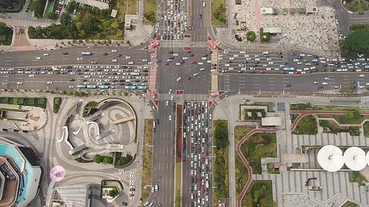 4k航拍广州东莞城市交叉路口拥堵的交通视频的预览图