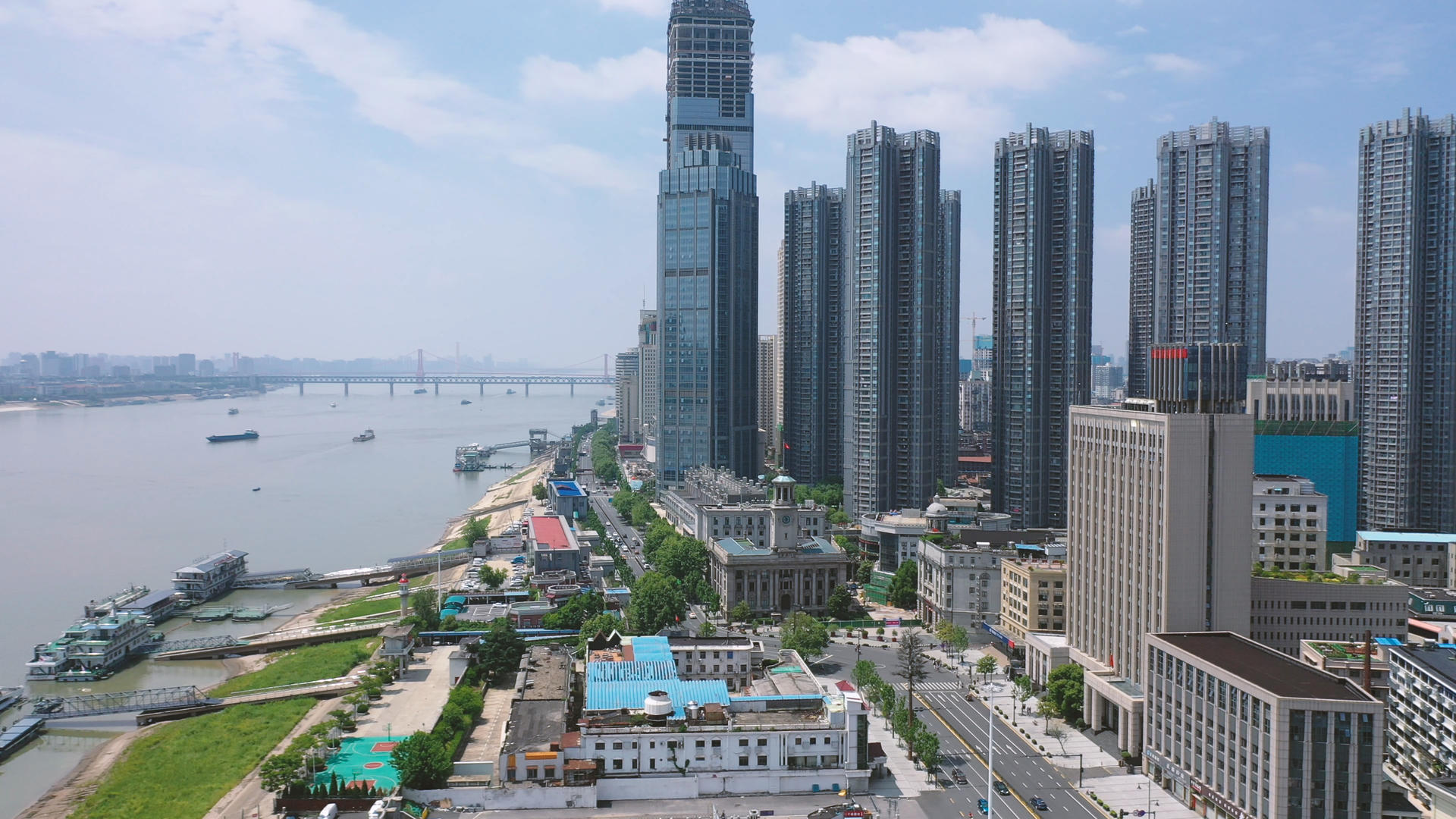 航拍城市地标江景街景繁华商务区建筑群4k素材视频的预览图