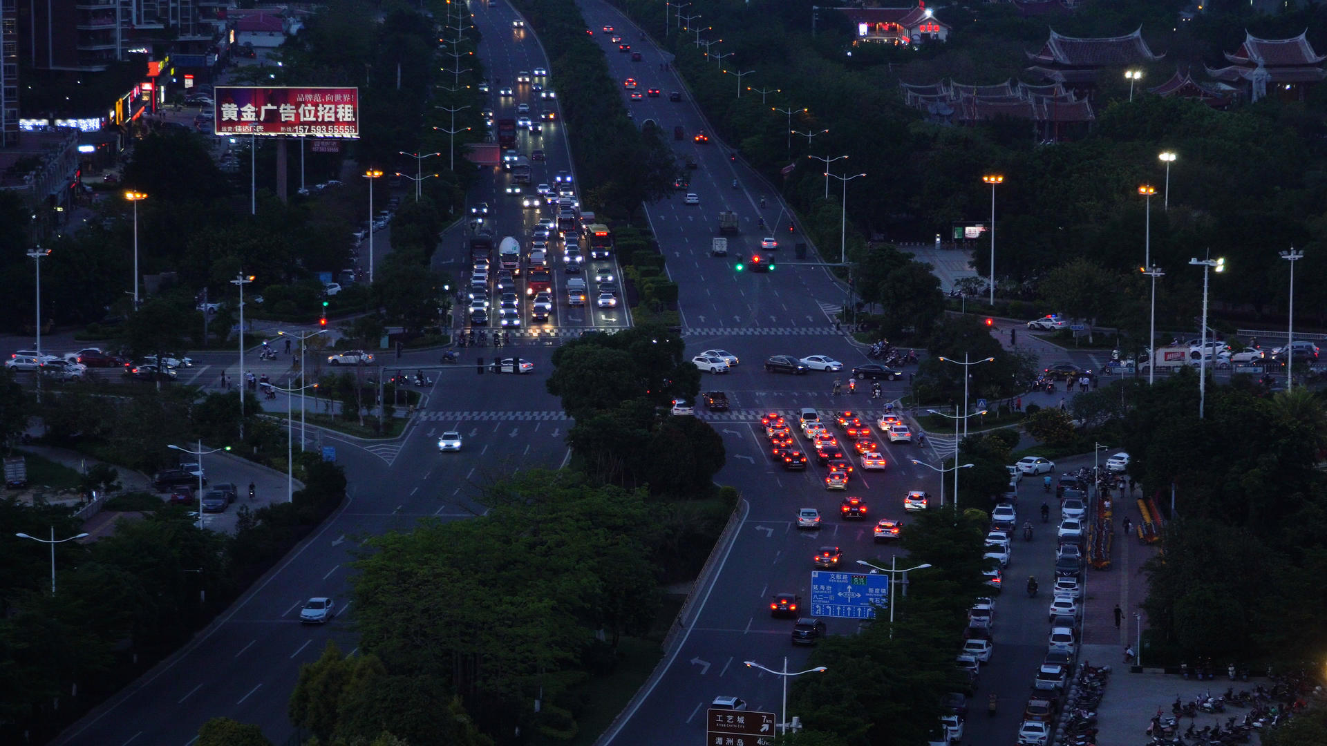 城市夜晚十字路口的车流视频的预览图