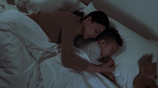 夜晚妈妈抱着宝宝睡觉视频的预览图