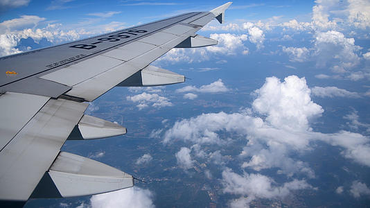 4K飞机窗外的云海视频的预览图