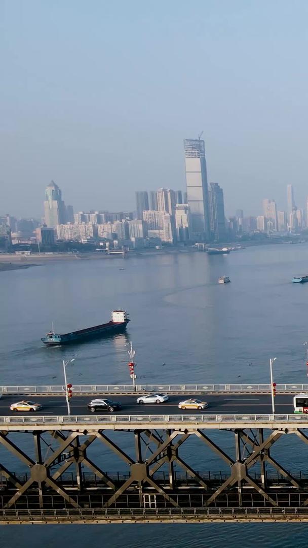航拍跟随武汉长江大桥上的交通流量和城市风光视频的预览图