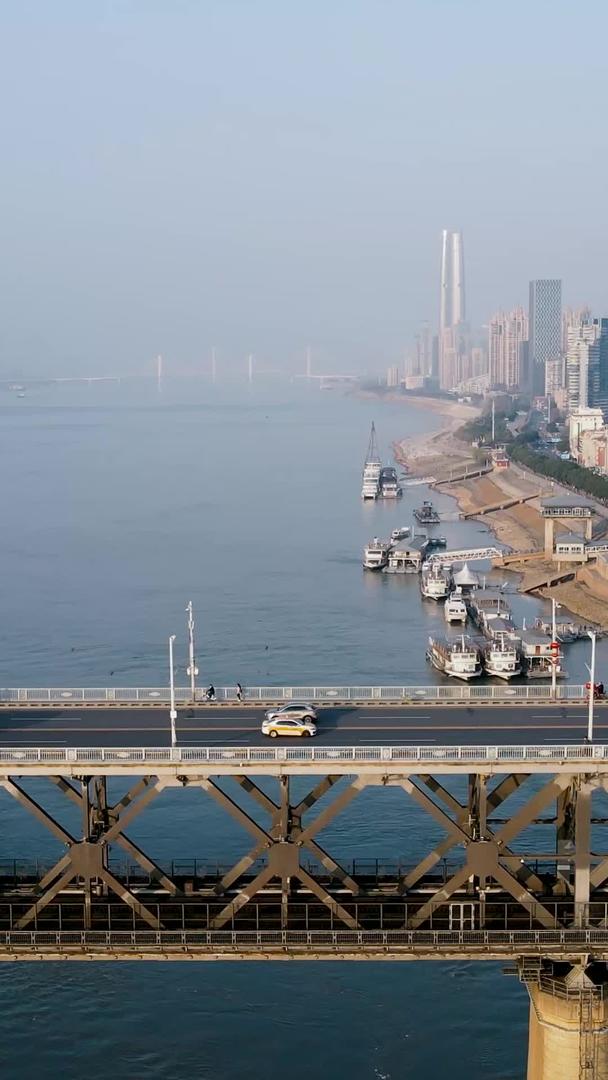 航拍跟随武汉长江大桥上的交通流量和城市风光视频的预览图