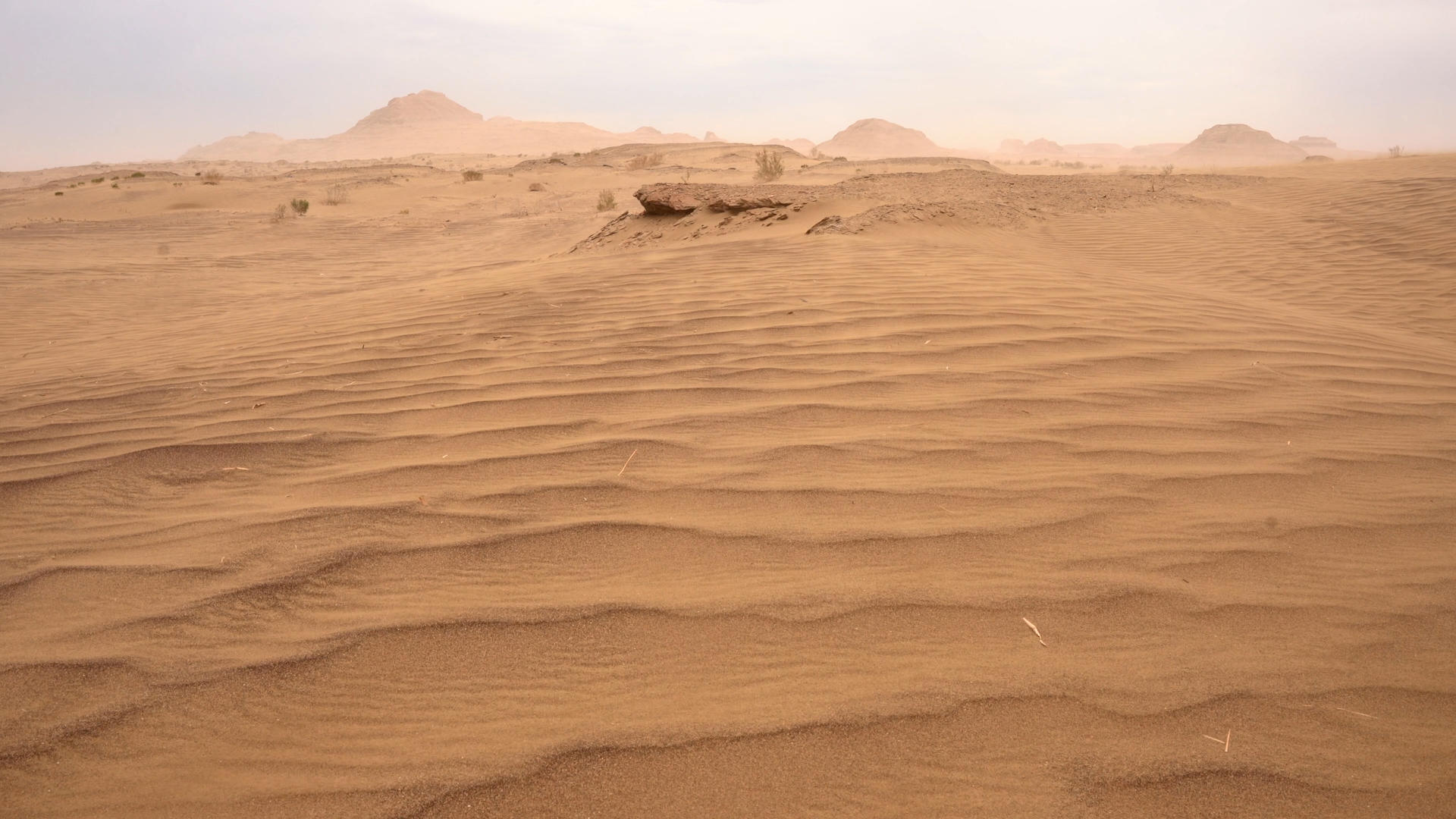 新疆魔鬼城风蚀地貌黄沙漫天延时视频的预览图