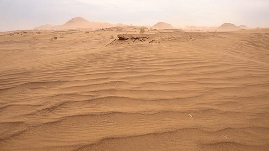 新疆魔鬼城风蚀地貌黄沙漫天延时视频的预览图