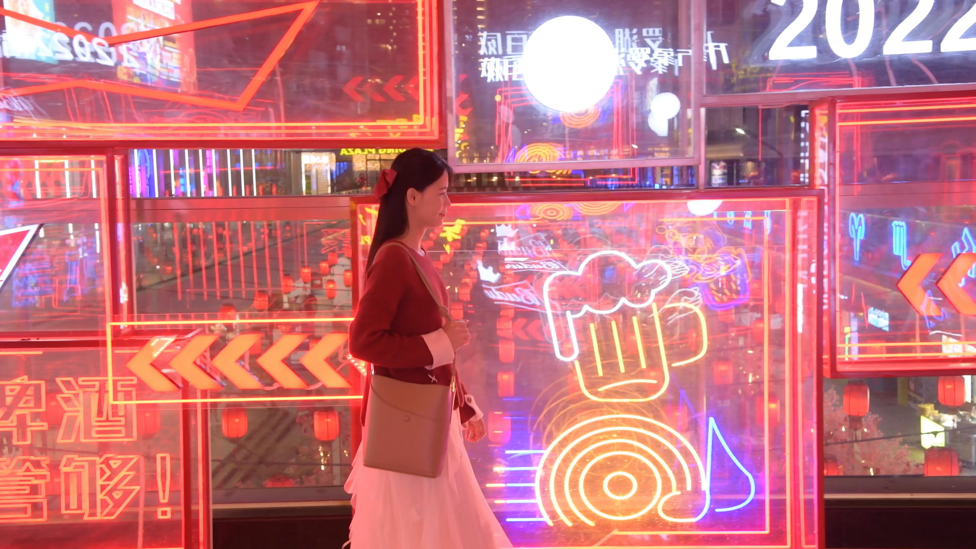 4K深圳新年霓虹灯牌旁逛灯会的少女视频的预览图