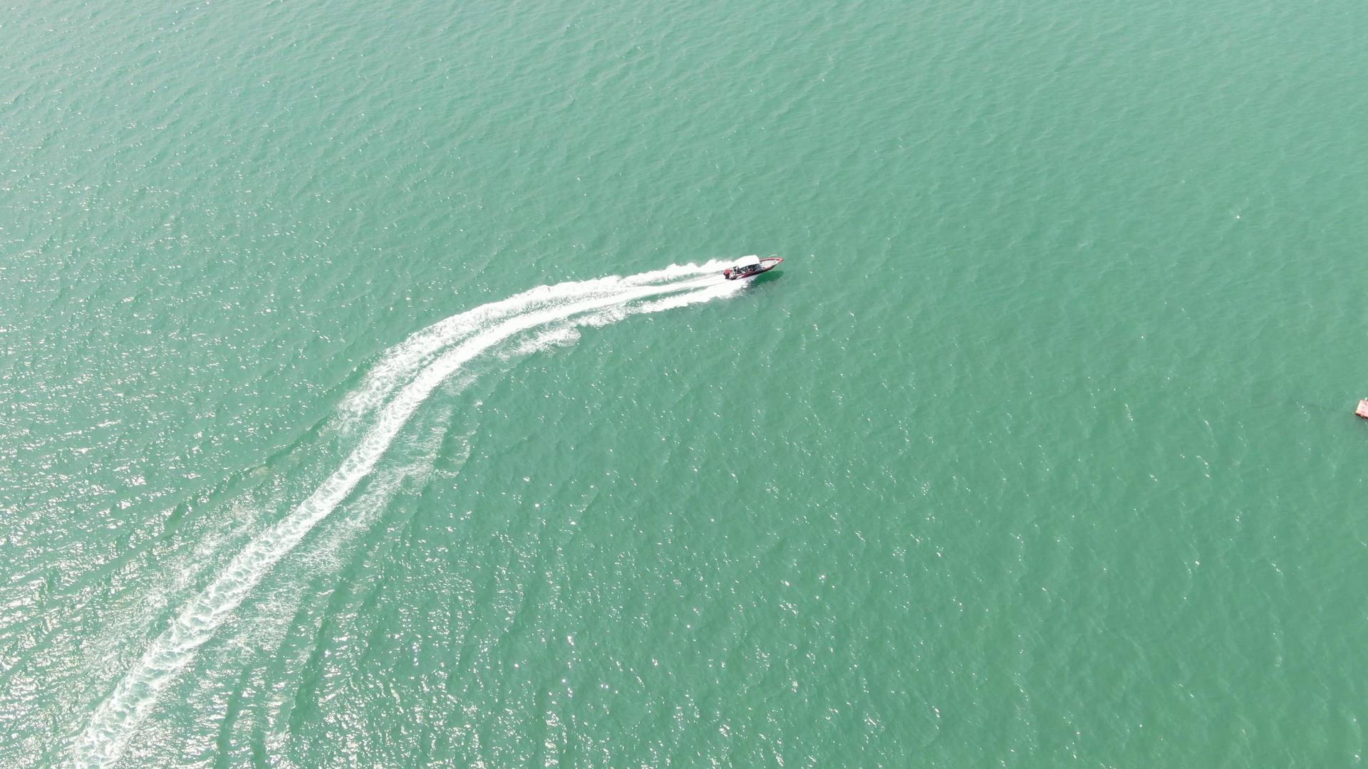 4k航拍夏日海上快速行驶快艇视频的预览图