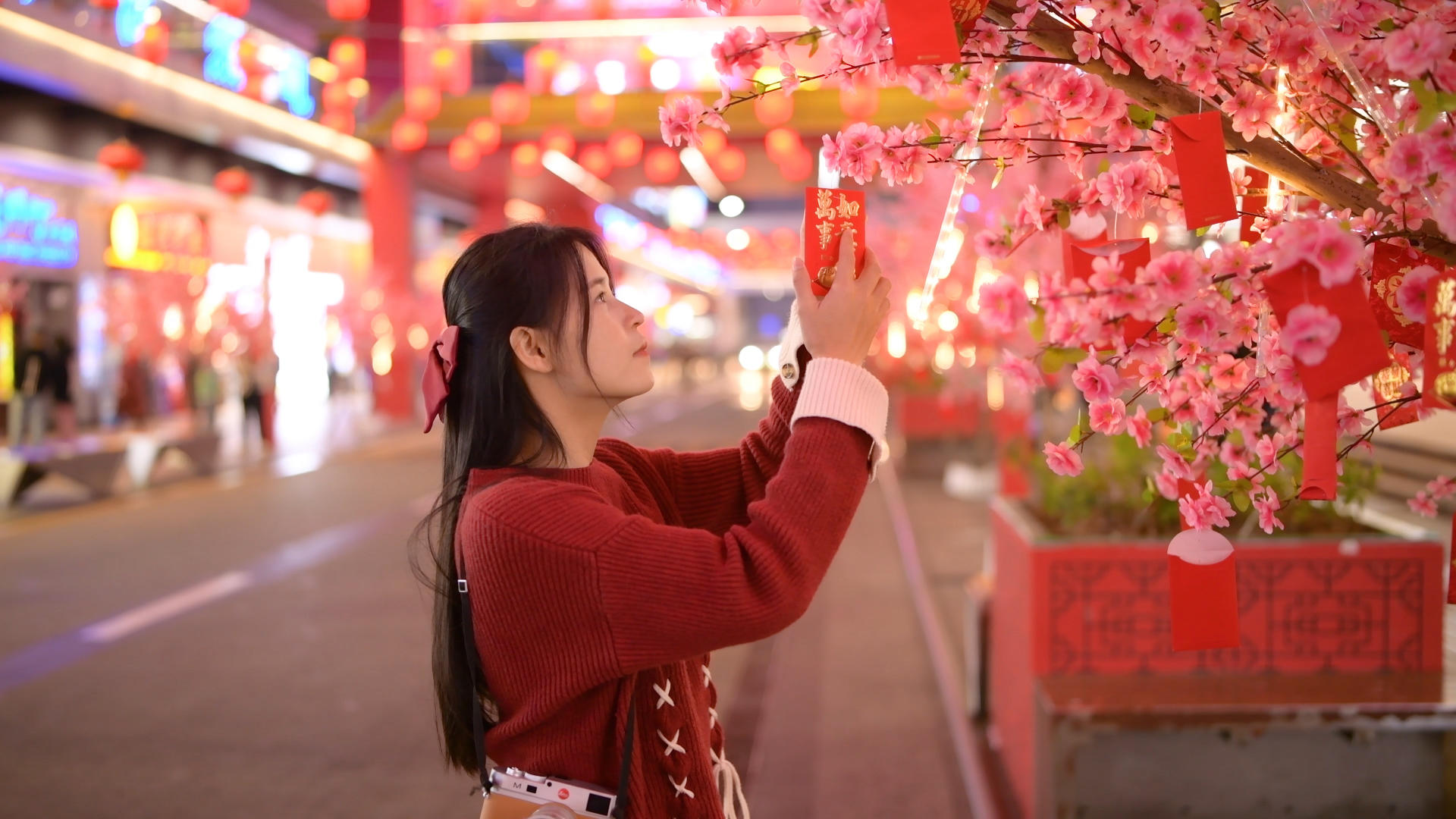 4K春节街道上的少女视频的预览图