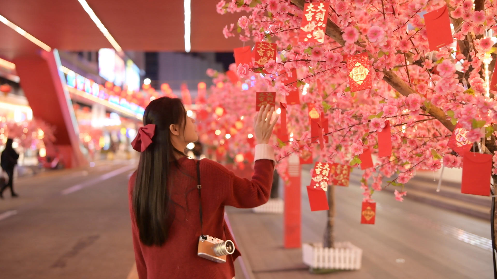 4K春节街道上的少女视频的预览图