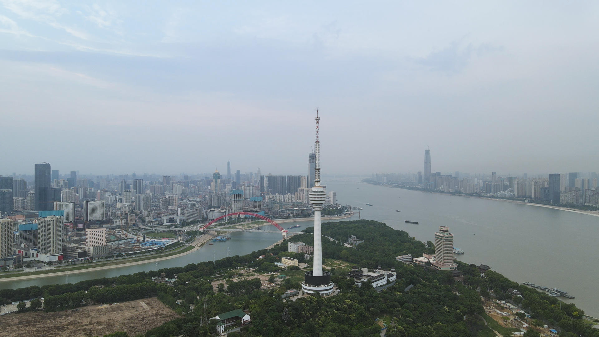 航拍城市地标建筑江景天际线4k素材视频的预览图