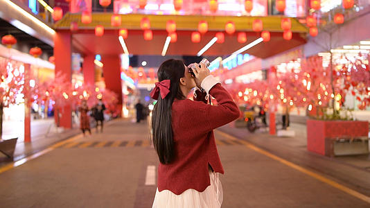 4K春节灯笼下拍照的少女视频的预览图