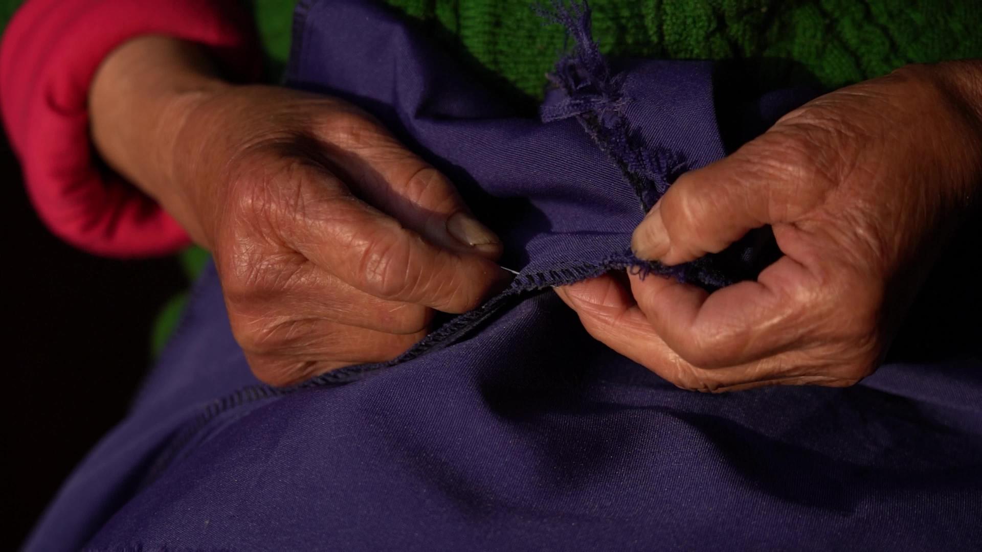 4K传统手工老人缝补衣物升级实拍视频视频的预览图