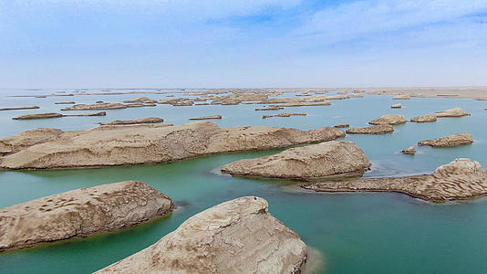 青海著名的旅游景区水上雅丹景区视频的预览图
