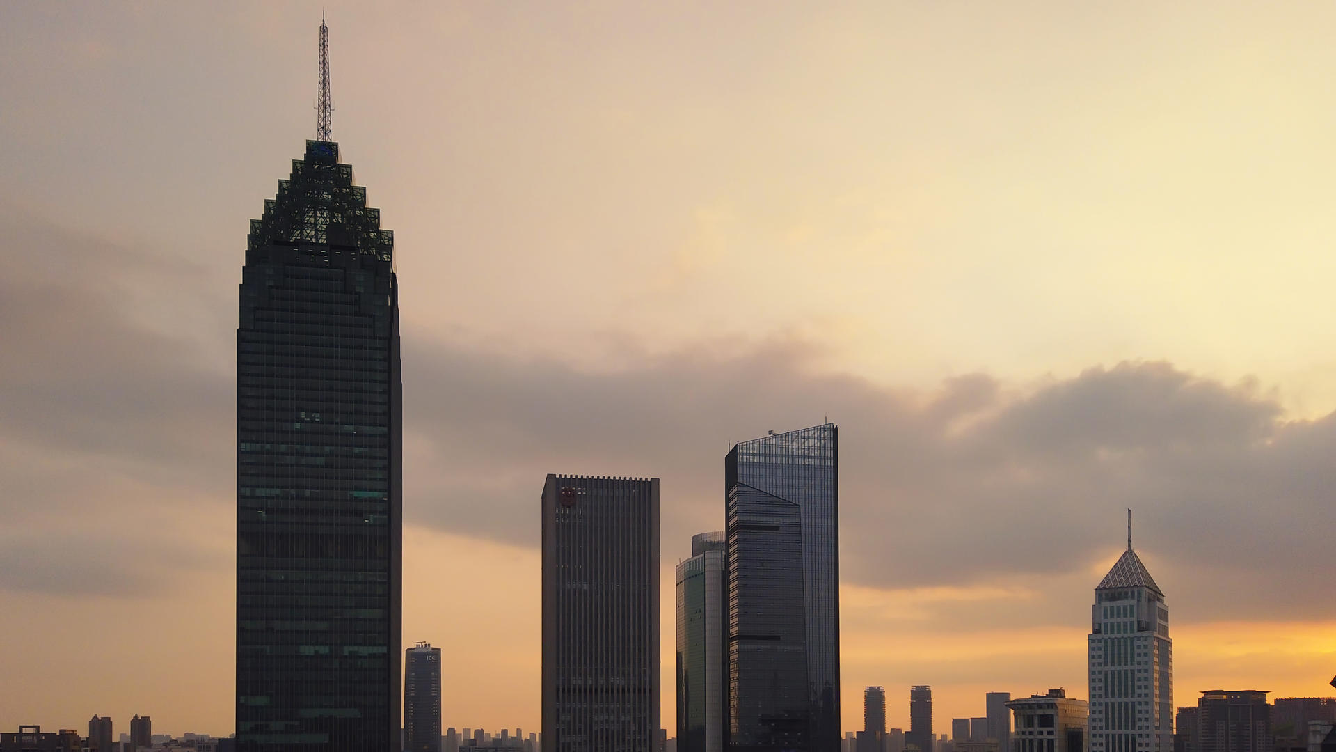 延时摄影风光城市夕阳晚霞天空落日余晖的商务金融中心写字楼素材视频的预览图