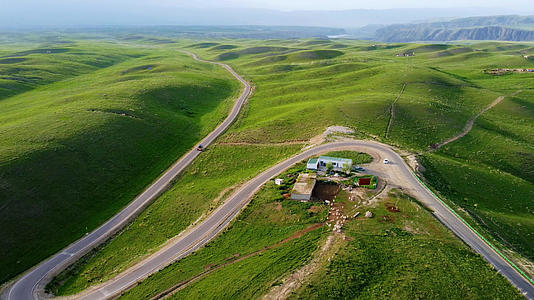 新疆伊犁琼库什台航拍草原公路视频的预览图