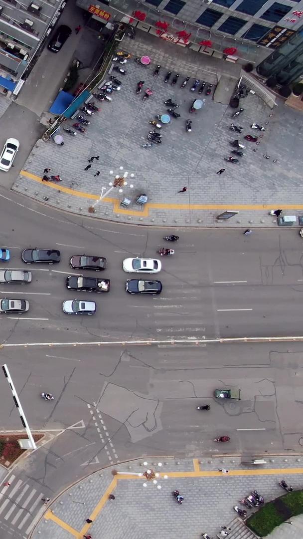 三线城市交叉路口航拍视频的预览图