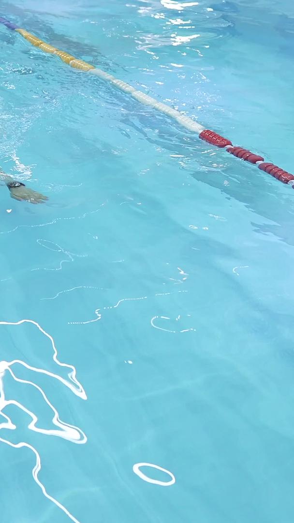 游泳运动员蹬墙材料视频的预览图