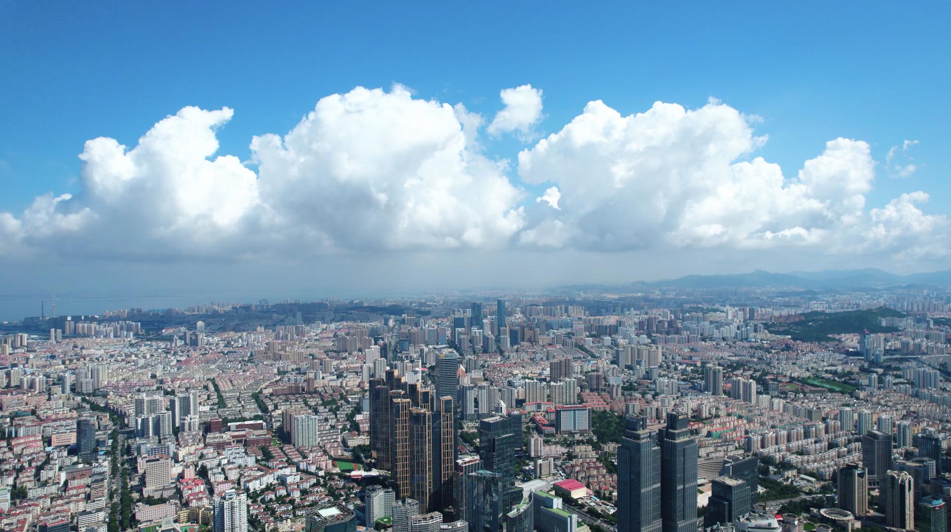 4K航拍青岛城市上空的浮云视频的预览图