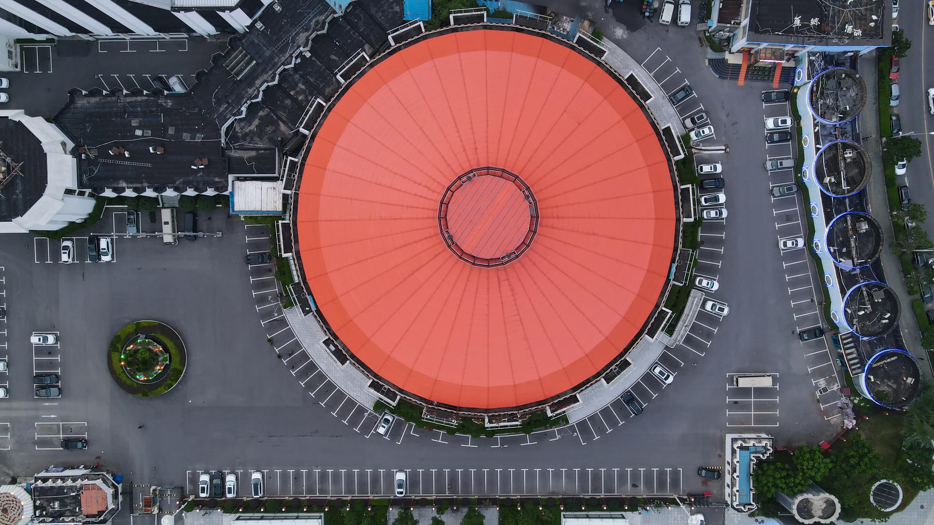 航拍风光城市地标建筑彩色的圆形演出艺术剧场城市交通道路素材视频的预览图