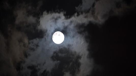 4K实拍月亮在云里穿梭mp44K视频素材