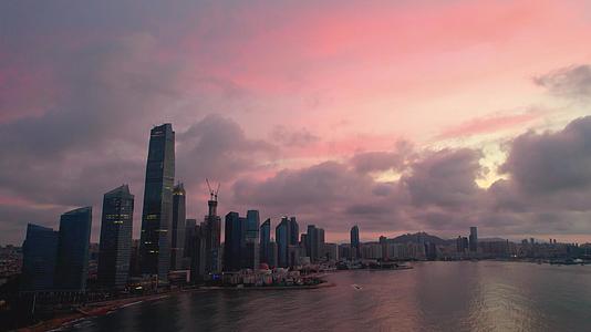 4K航拍城市朝霞红色天空视频的预览图