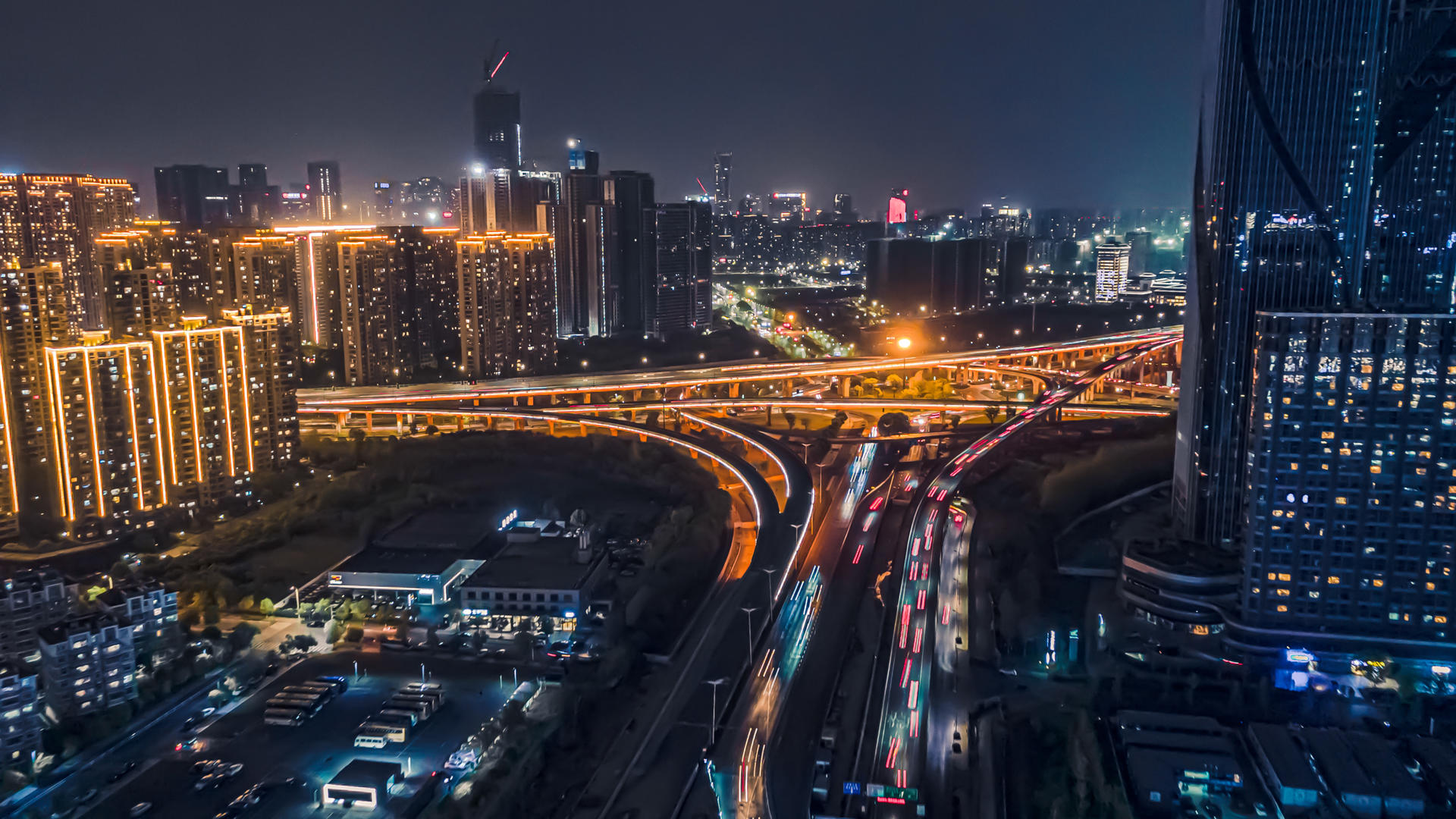 4K航拍震撼大范围移动延时杭州天际线城市夜景智慧之门大厦立交枢纽视频的预览图