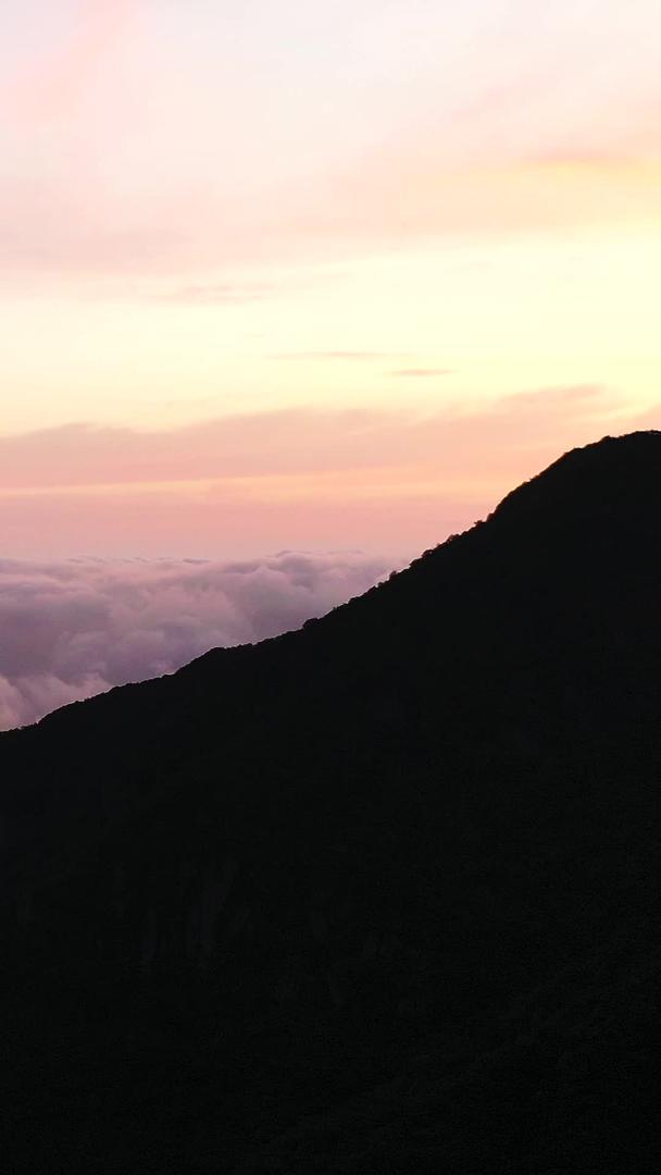 航拍日出时山间的日出云海视频的预览图