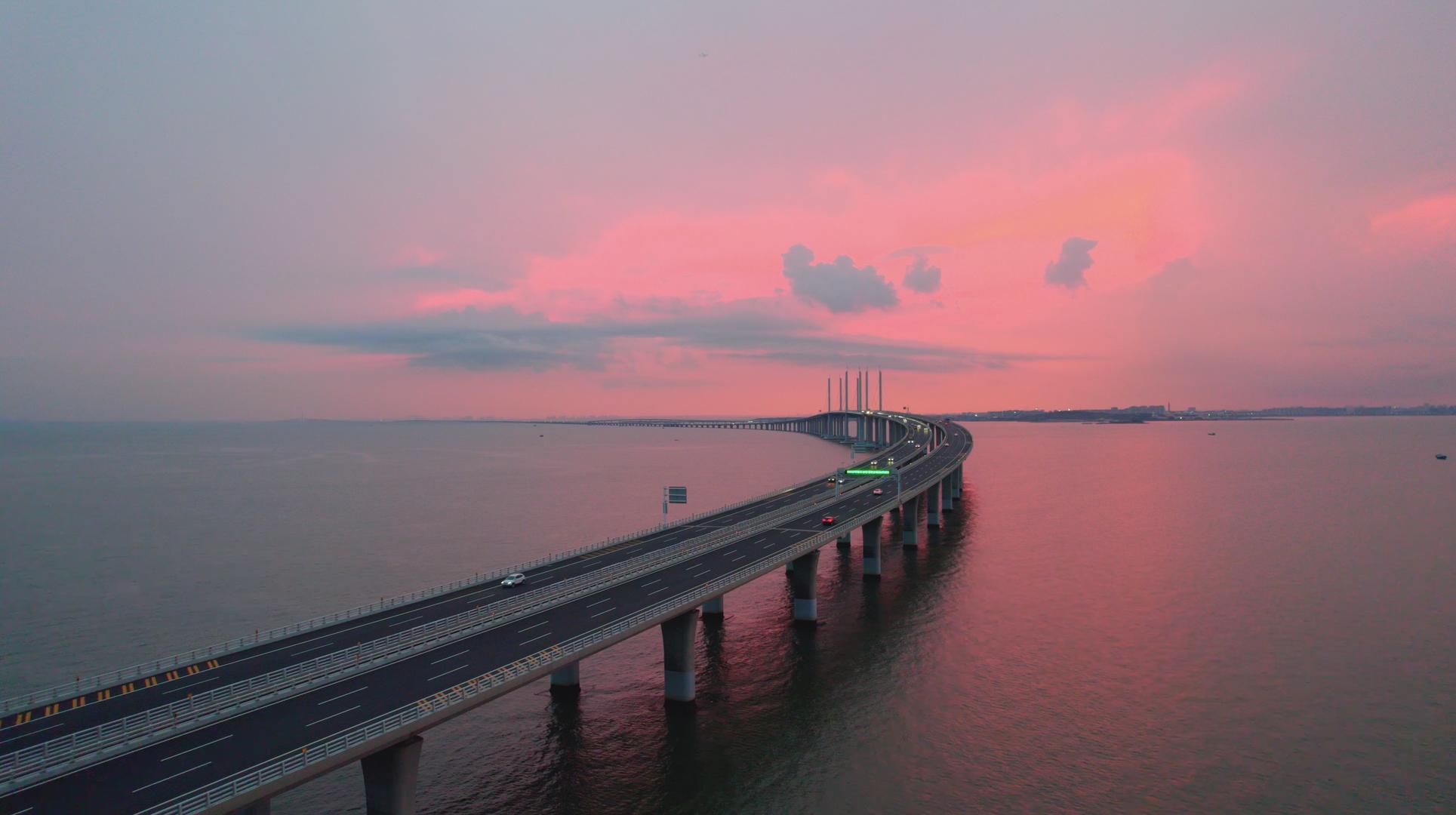 4K航拍青岛跨海大桥红色夕阳视频的预览图
