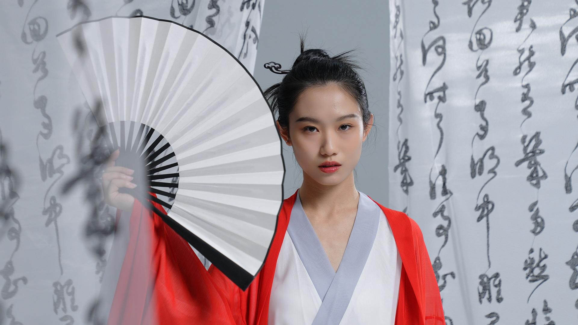 中国风汉服美女拿折扇视频的预览图