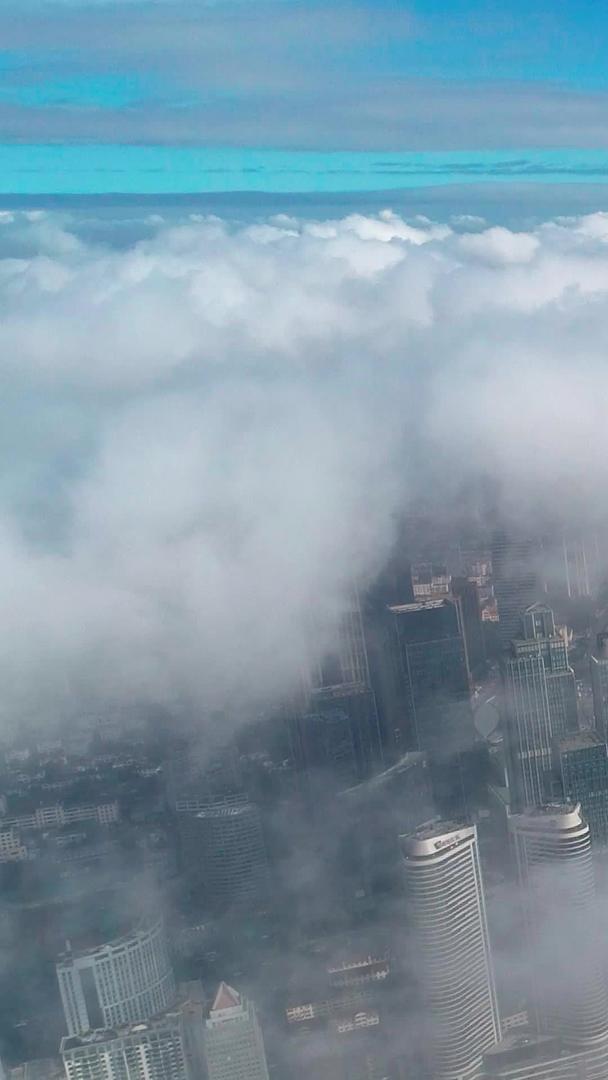 航拍从云层上看青岛五四广场海滨视频的预览图
