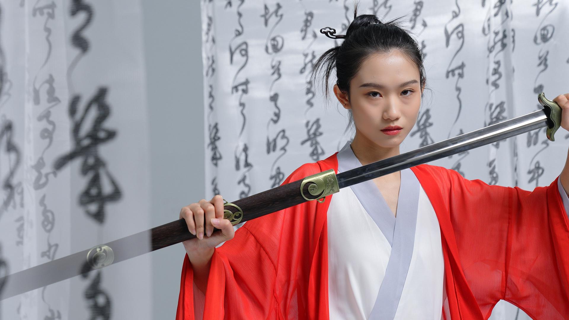 中国汉服美女手持剑剑视频的预览图