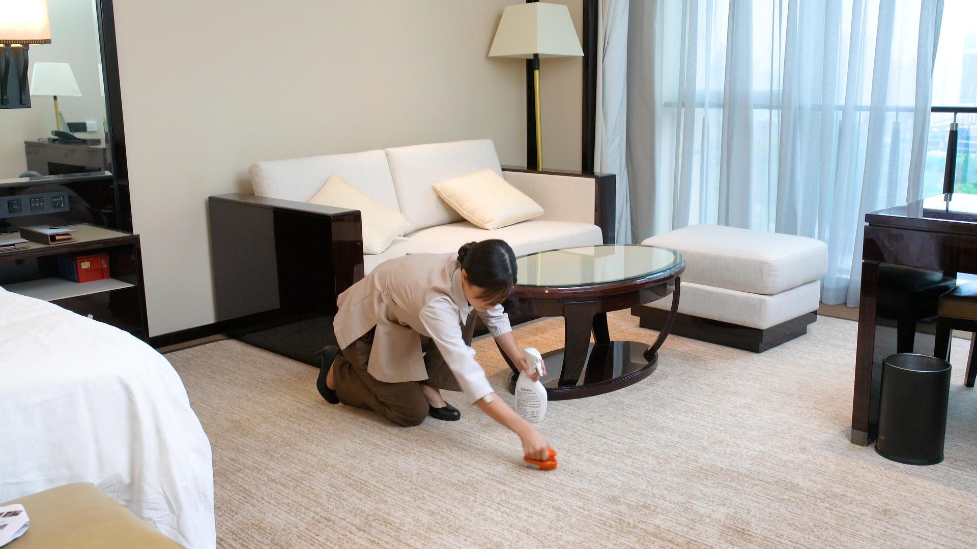 4k酒店客房服务清洁地板视频的预览图