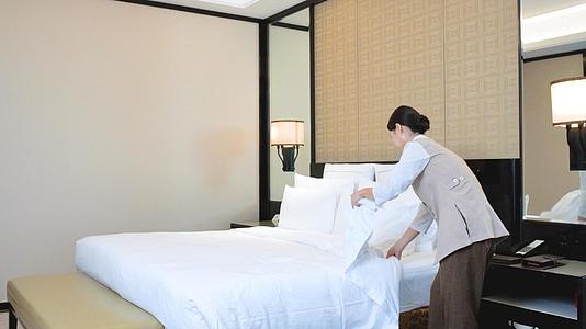 4k酒店客房服务整理床单视频的预览图