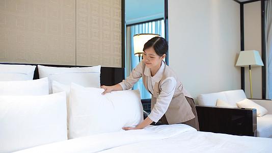 4k酒店客房整理床单服务视频的预览图