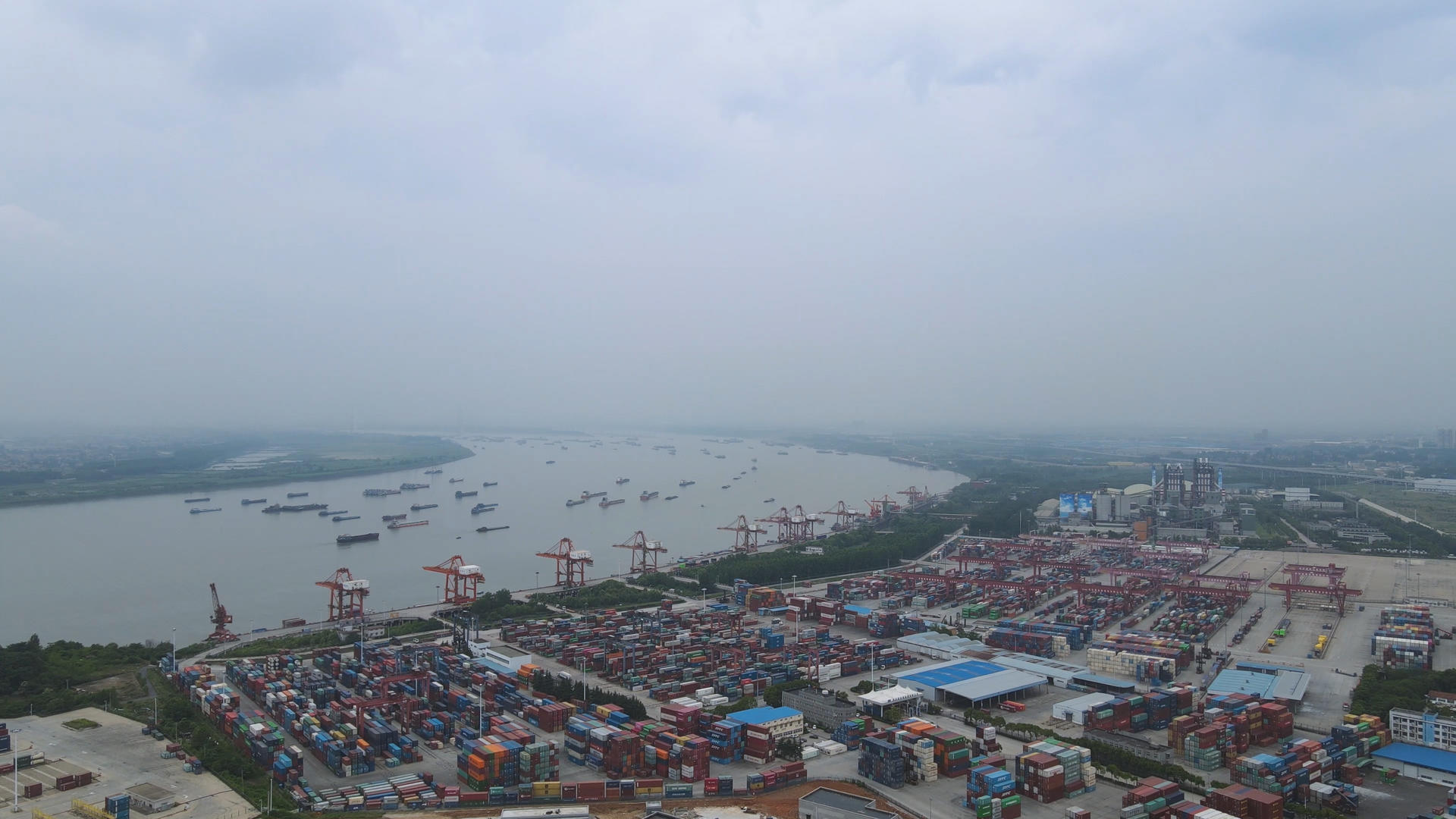 航拍港口码头物流货运4k素材视频的预览图