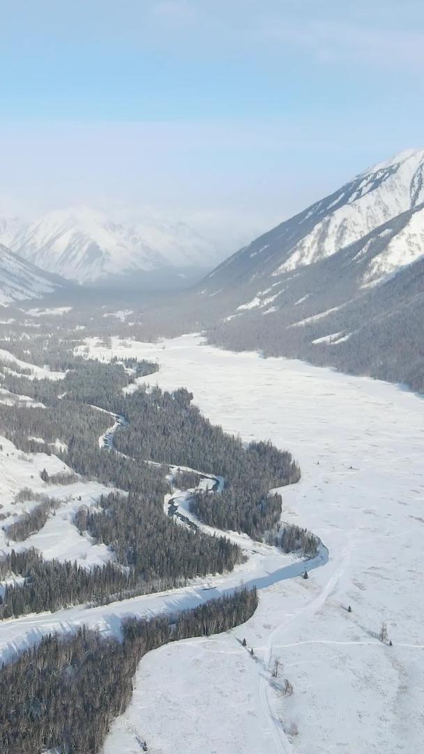 冬季航拍冰冻雪山自然风光视频的预览图