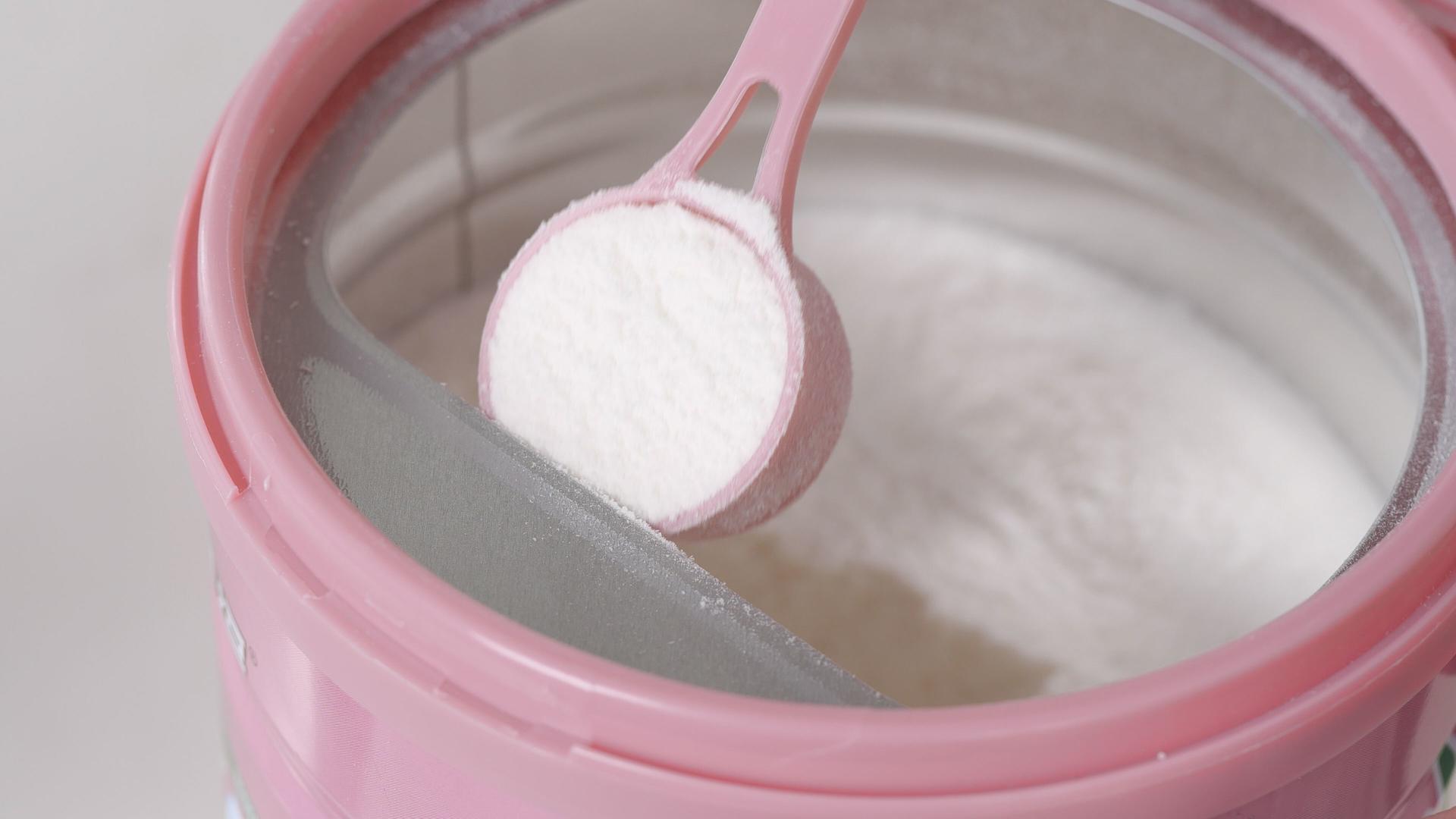 从奶粉罐头中舀奶粉视频的预览图