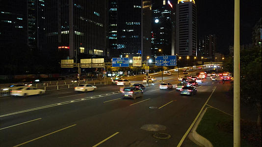 4k高清航拍低空城市交通夜景车流视频的预览图