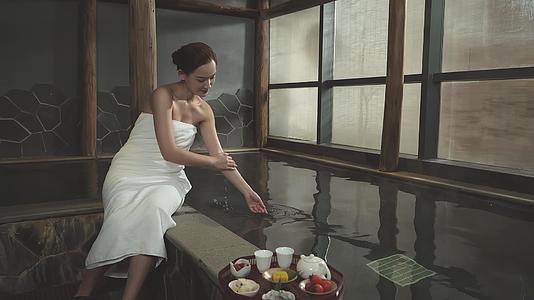 4K日式温泉美女撩动泉水视频的预览图