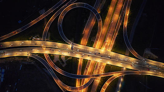 航拍城市夜景交通道路立交桥灯光车流4k素材视频的预览图
